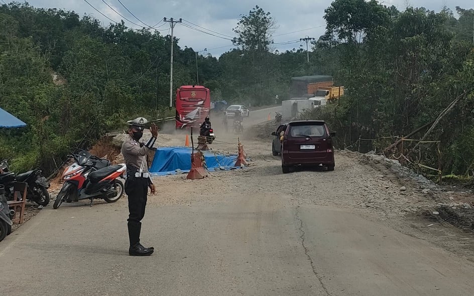 Jalur Lintas Riau-Sumbar Amblas, Polisi Masih Berlakukan Buka Tutup